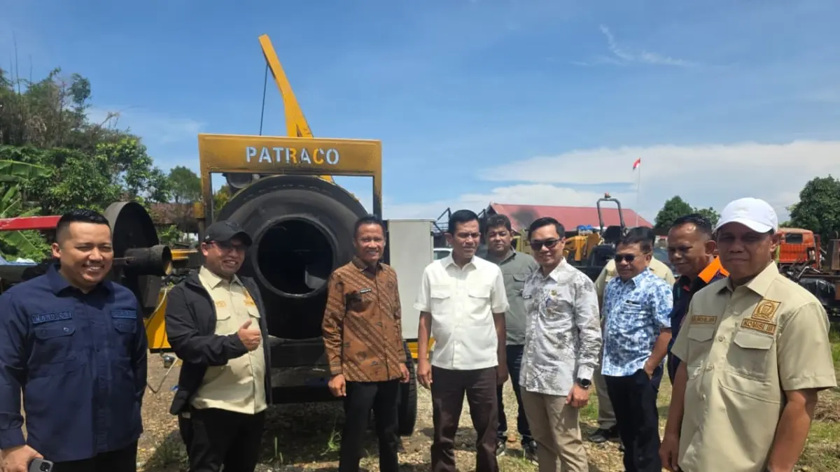 Anggota Komisi III DPRD Kota Padang meninjau alat AMP yang dikelola oleh Pemko Padang, beberapa waktu lalu. (DOK DPRD PADANG)