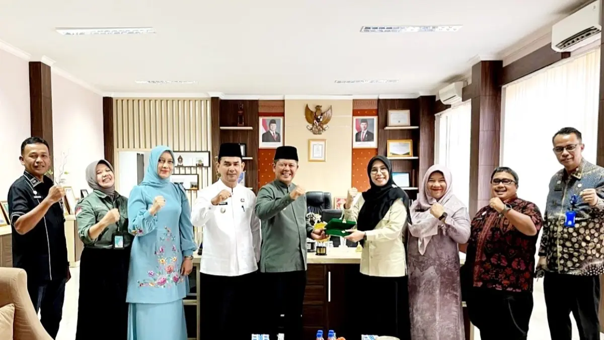 Bupati Pasaman Welly Suhery bersama Wakil Bupati Parulian, Asisten III Roicard, Kepala Dinas Kesehatan dr. Yong Marzuaili, foto bersama dengan jajaran Rumah Sakit Otak Dr. Drs. M. Hatta di ruang kerja Bupati Pasaman, Jumat (8/5). (WILIAN/PADEK)