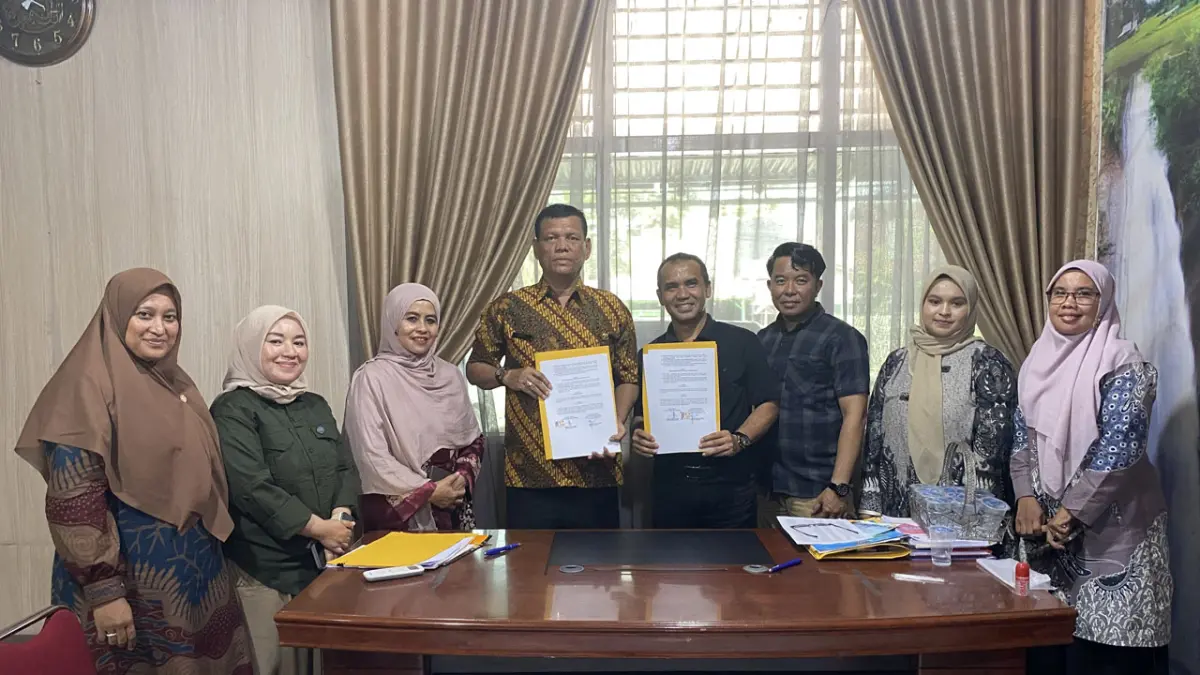 Direktur Utama Padang Ekspres Mhd Nazir Fahmi dan Kepala Disdikbud Limapuluh Kota Antoni beserta jajaran usai penandatanganan MoU Laman Guru dan Siswa Kabupaten Limapuluh Kota, Kamis (7/5). (SY RIDWAN/PADEK)