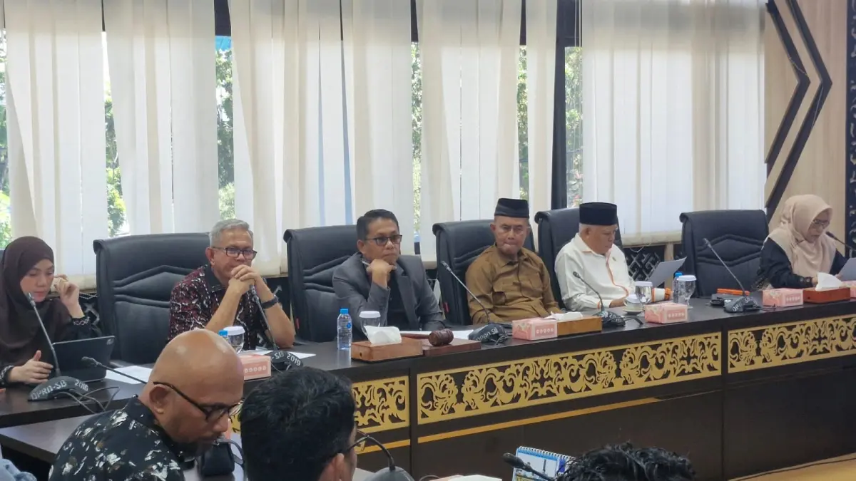DPRD Sumbar menggelar RDP bersama KSPSI, aliansi mahasiswa, dan Aliansi Cipayung Padang terkait persoalan tenaga kerja dan buruh di Sumbar di Ruang Khusus I Gedung DPRD Sumbar, Kamis (7/5). (DOK DPRD SUMBAR)