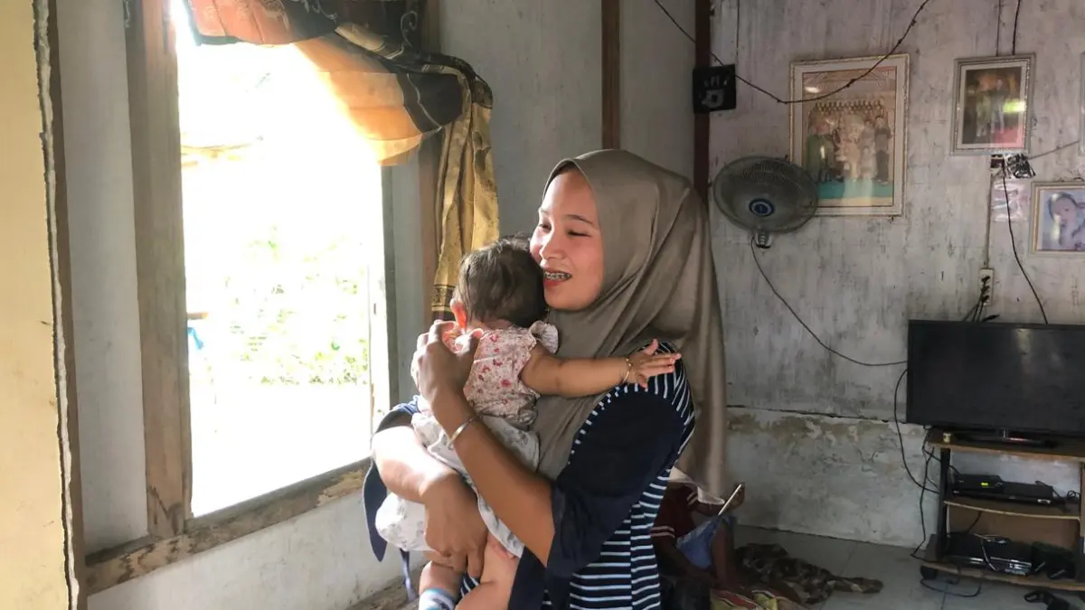 Cintia Yolanda, penerima manfaat dari wilayah kerja Puskesmas Lubuk Kilangan, mengaku terbantu dengan pendampingan dan bantuan yang diberikan PT Semen Padang selama masa kehamilan, sehingga dirinya dapat melahirkan bayi sehat dan normal. (dok Humas PTSP)