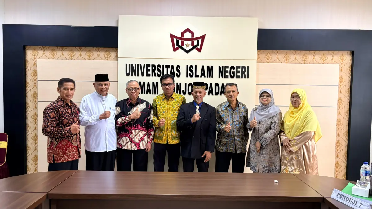H. Herry Zulman, SE, Ak, M.Sc bersama tim penguji dalam ujian tertutup disertasi di Ruang Rapat Lantai 2 Pascasarjana UIN Imam Bonjol Padang, Jumat (8/5/2026). (Randi/Padeks)