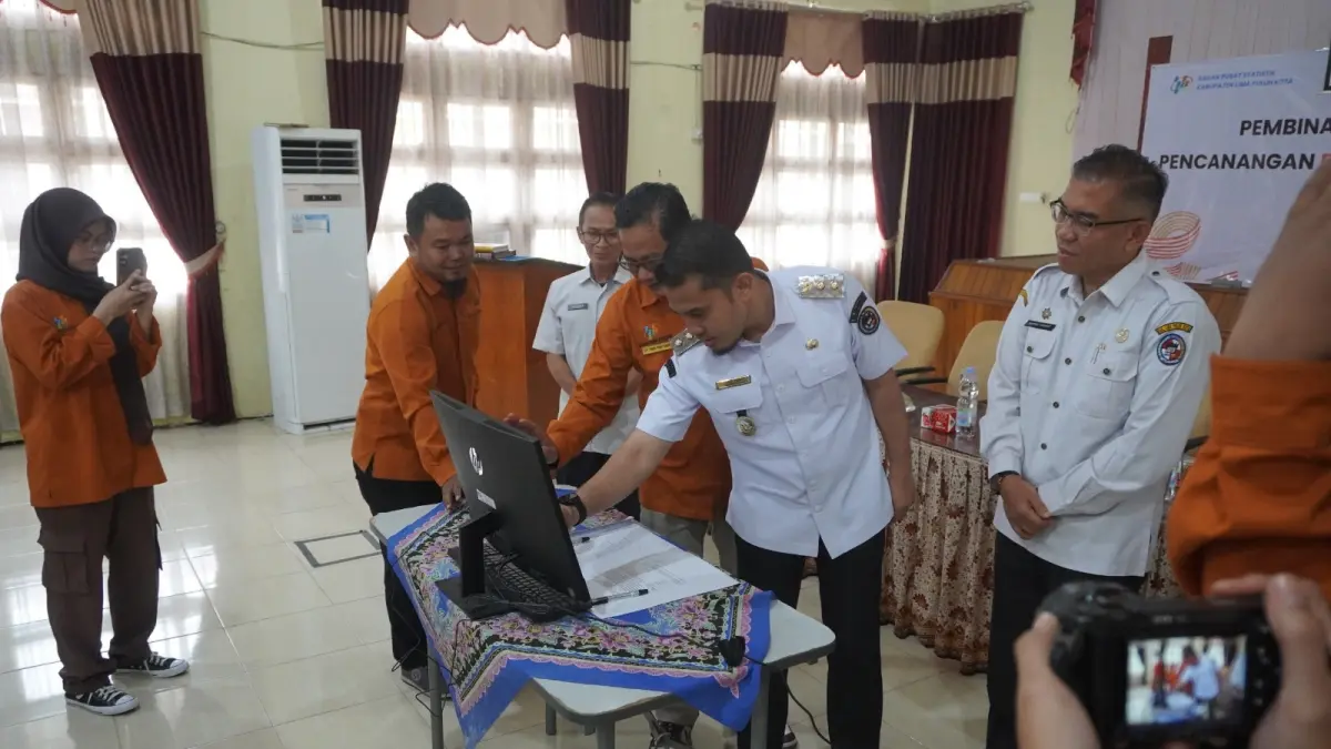 Kepala BPS Limapuluh Kota, Yudi Yos Elvin bersama Wakil Bupati Limapuluh Kota saat launching Desa Cantik Limapuluh Kota. (DOK Diskominfo Limapuluh Kota)