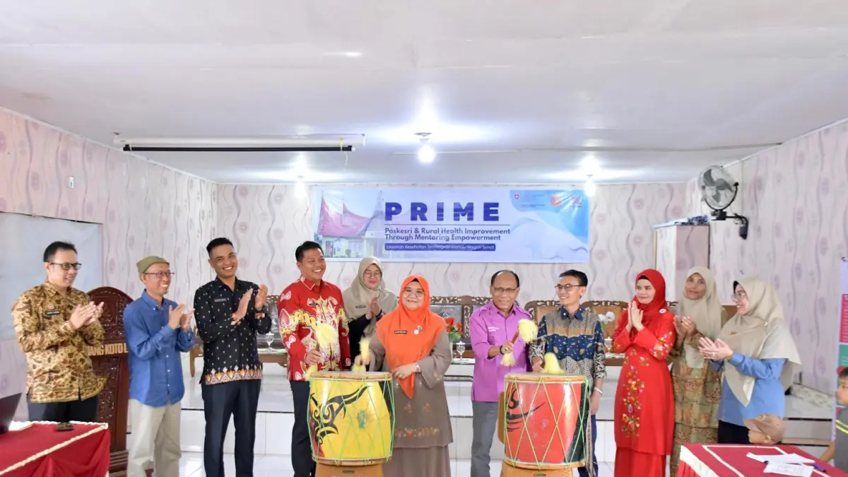 Ketua Tim Pembina Posyandu Kabupaten Agam Merry Benni Warlis meluncurkan Program Poskesri dan Rural Health Improvement Through Mentoring Empowerment (Prime) di Aula Kantor Wali Nagari Canduang Kotolaweh, Kamis (7/5). (DOK PEMKAB AGAM)