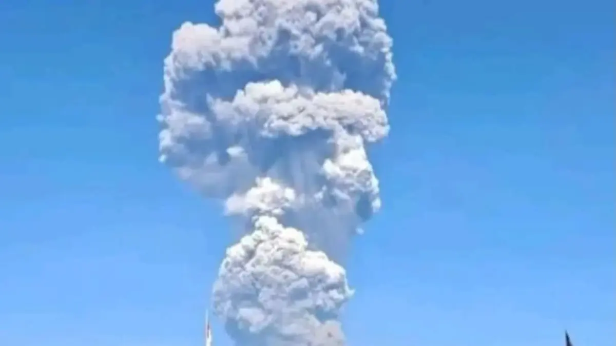 Kolom abu erupsi Gunung Dukono membumbung tinggi hingga mencapai sekitar 10.000 meter pada Jumat (8/5), terlihat di wilayah Halmahera Utara.(Foto: BNPB)