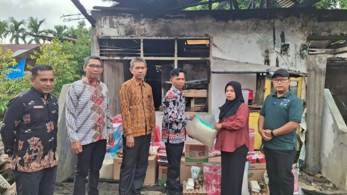 Korban kebakaran di Dharmasraya menerima santunan Rp5 juta dan bantuan logistik untuk 3 kepala keluarga terdampak.