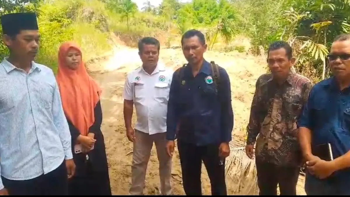 Wali Nagari Balai Baiak Malai III Koto, Abuzanar, bersama Ketua BAMUS, perangkat nagari, dan pendamping desa meninjau proses pembukaan badan Jalan Usaha Tani penghubung Surau Kumbuah menuju Lubuak Tirih di Korong Kampung Tangah. (DOK Pemnag Balai Baiak Malai III Koto)