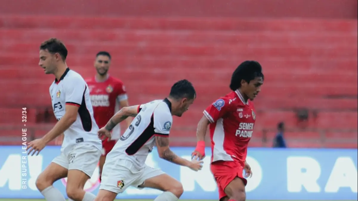 Pemain Semen Padang FC saat berduel dengan pemain Persik Kediri. (INSTAGRAM SEMEN PADANG FC)