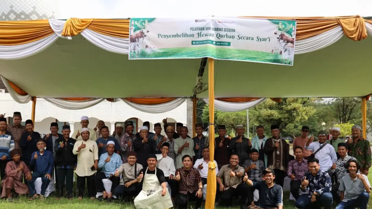 Peserta pelatihan PTBA menyaksikan praktik langsung penyembelihan hewan kurban yang dipandu Ust. Zarkoni di Masjid Jami’ Bukit Asam, Tanjung Enim.(Foto: Corcom PTBA)