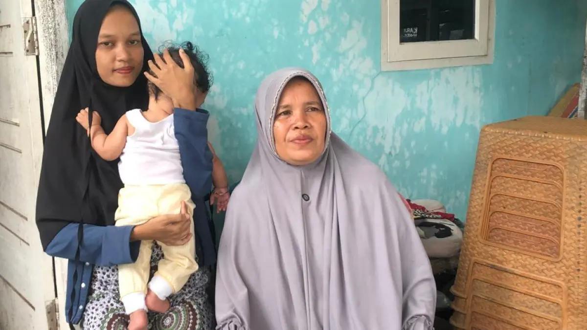 Rika Guspeni didampingi orang tuanya, Supiarni, menyampaikan terima kasih atas bantuan PT Semen Padang melalui Program Gerakan Orang Tua Asuh Cegah Stunting. (Dok Humas PTSP)