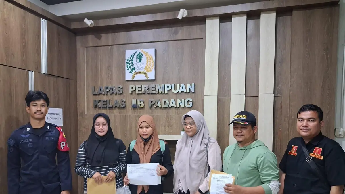 Terlihat terpidana PGL saat dieksekusi oleh tim eksekutor Kejaksaan Negeri Pesisir Selatan dan dibawa ke Lembaga Pemasyarakatan Perempuan Kelas IIB Padang. (DOK HUMAS KEJARI PESSEL)