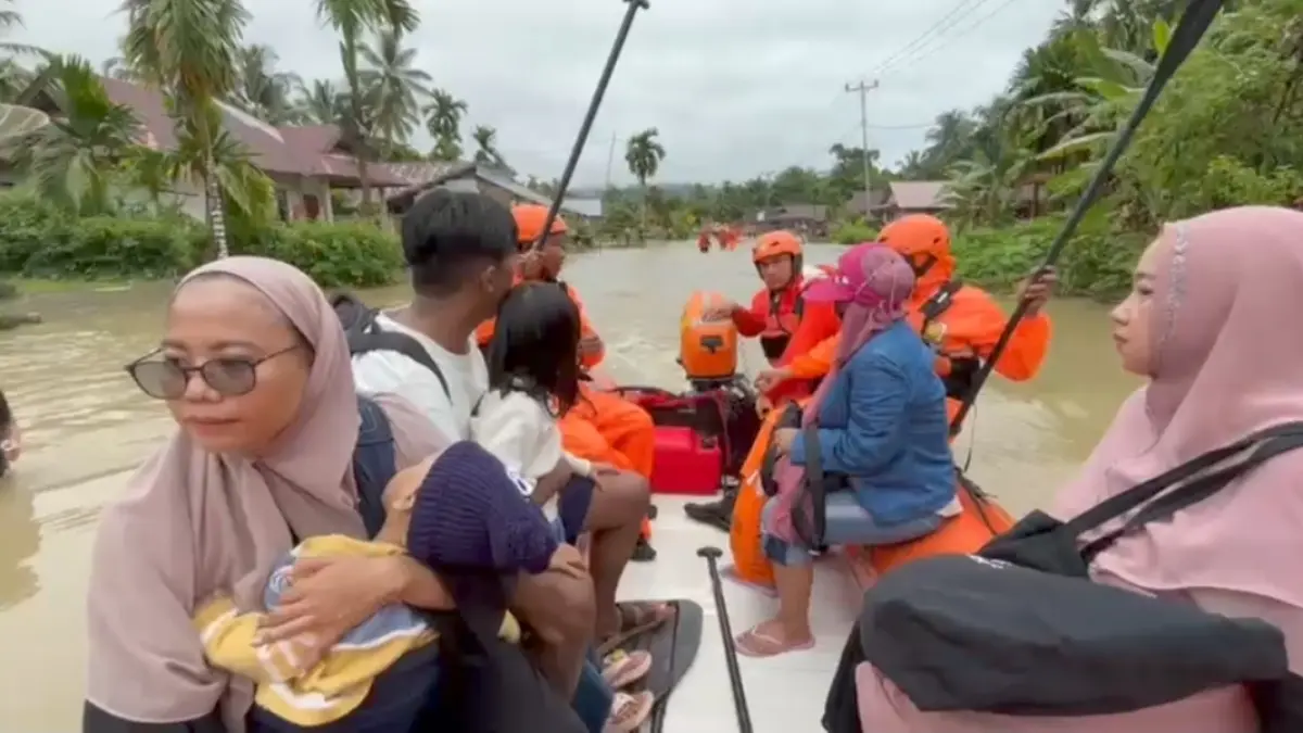 Tim SAR Mentawai mengevakuasi warga terdampak banjir di Kecamatan Sipora Selatan, Kabupaten Kepulauan Mentawai, Jumat (8/5/2026). Genangan air mencapai 120 sentimeter akibat hujan lebat sejak dini hari.