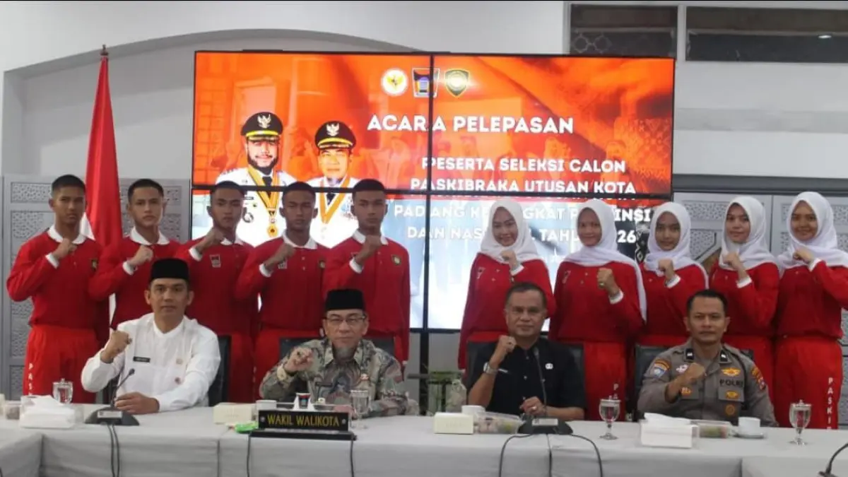 Wakil Wali Kota Padang Maigus Nasir melepas 10 pelajar terbaik yang akan mengikuti seleksi Paskibraka Sumbar dan Nasional 2026 di Rumah Dinas Wali Kota.(Foto: Prokopim)