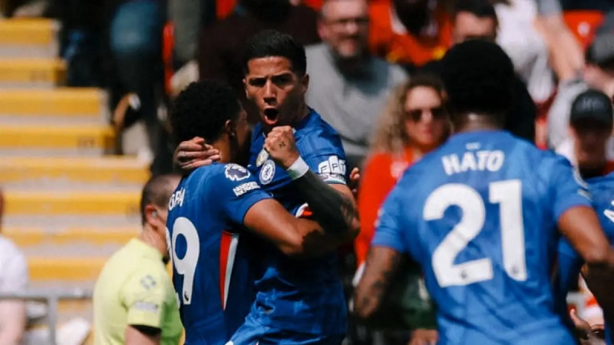 Enzo Fernandez merayakan gol penyeimbang Chelsea saat menghadapi Liverpool pada laga Premier League di Anfield.(Foto: @ChelseaFC)