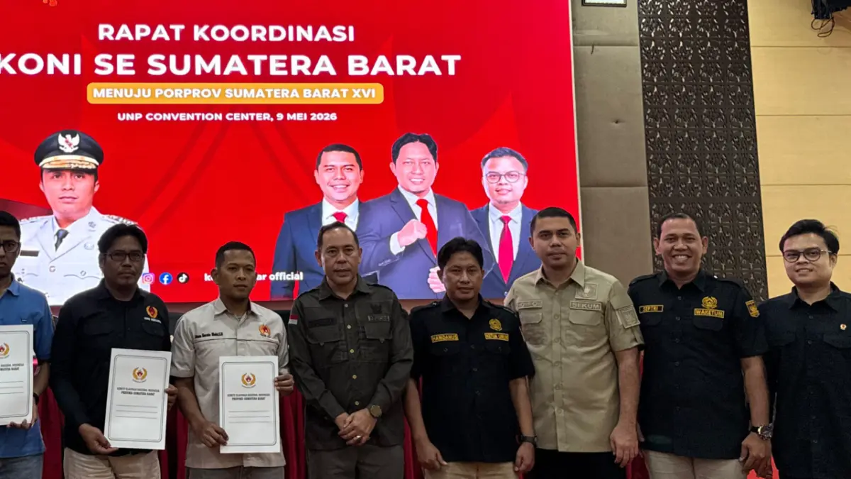 Kepala Dispora Sumbar, Mahdianur, (lima dari kanan).