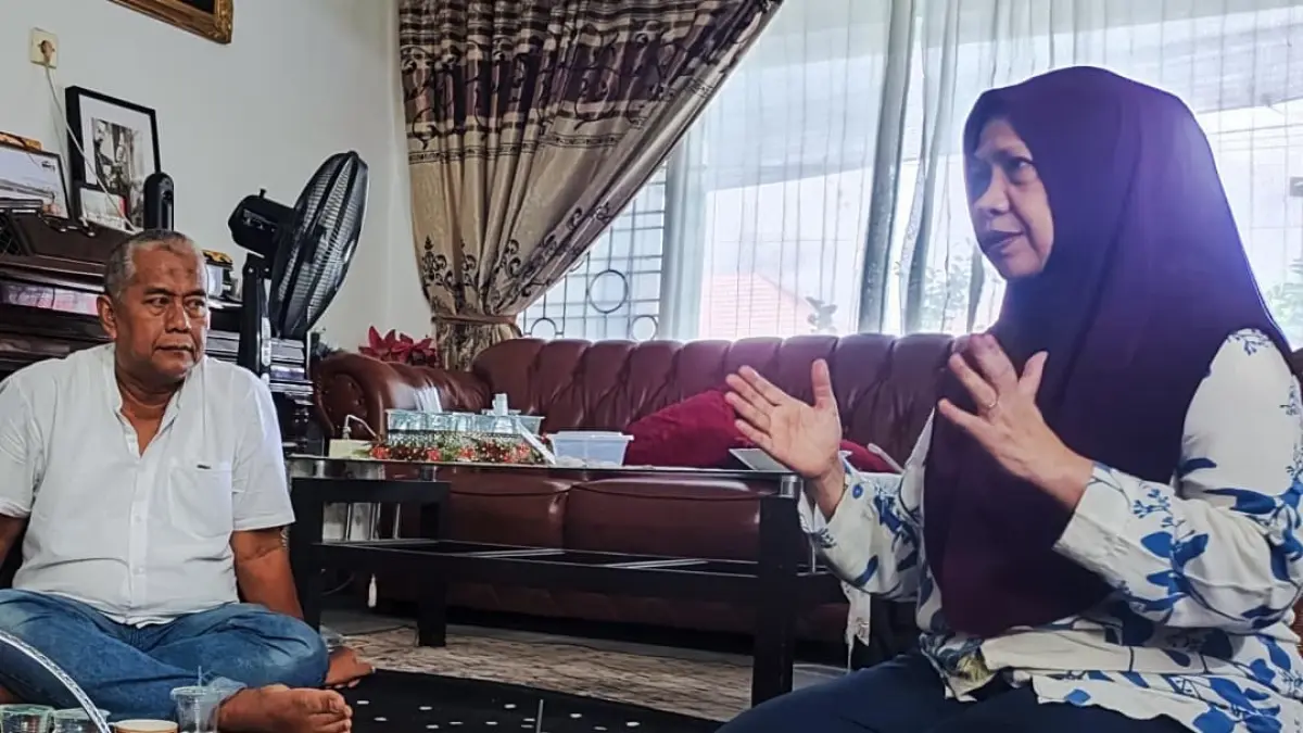 Ketua IMLF, Sastri Yunizarti Bakry saat berbincang dengan media dalam persiapan IMLF ke-4 di Sekretariat IMLF-4/Satupena Sumbar, Sabtu (9/5/2026).(Foto: Randi/ Padek)
