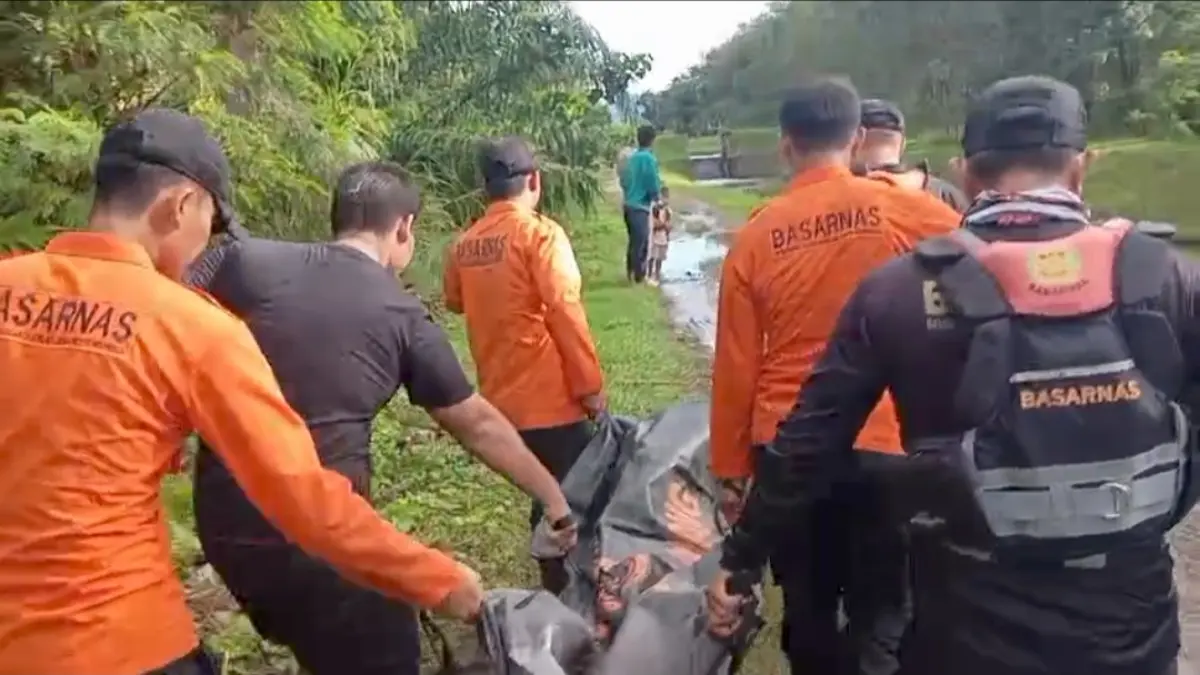 Lariki (39), warga Padang Tujuah ditemukan meninggal dunia usai terseret arus di saluran irigasi Aua Kuniang, Pasaman Barat, Sabtu (9/5/2026). (Kantor SAR Kelas A Padang)