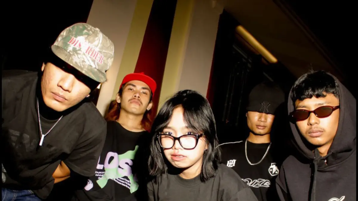 Para personel Giggle (kiri-kanan) Radit (vokalis), Ilham (drummer), Yaya (bassist), Farhan (gitaris), dan Al (gitaris). (DOKUMENTASI GIGGLE)