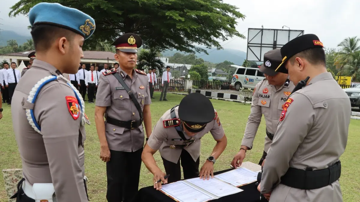 Penandatanganan pakta integritas oleh pejabat baru dalam rangkaian serah terima jabatan di halaman Kepolisian Resor Sijunjung, Rabu (6/5). (ANTON/PADEK)