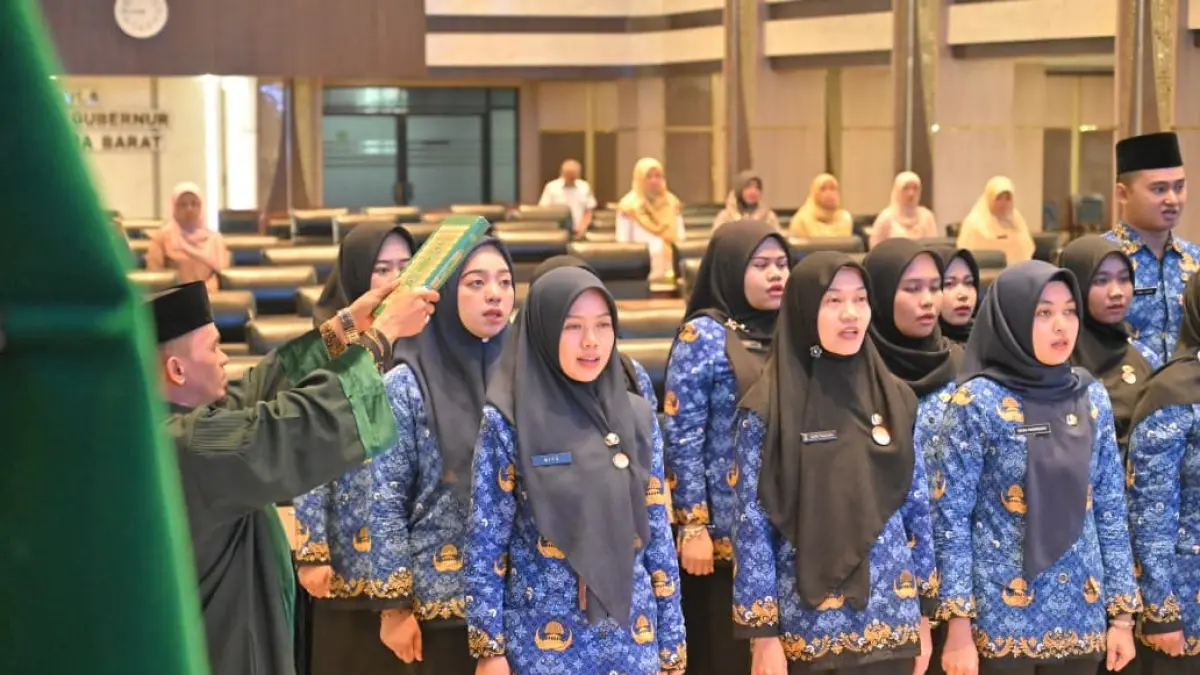 Pengambilan sumpah dan janji 27 PNS di lingkungan Sekretariat Daerah Provinsi Sumbar di Aula Kantor Gubernur Sumbar, Rabu (6/5). (DOK BIRO ADPIM)