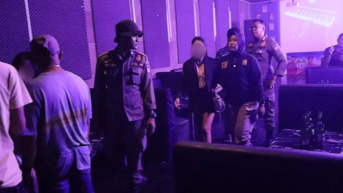 Personel Satpol PP Padang melakukan operasi pengawasan kafe karaoke dan tempat hiburan malam, Sabtu (9/5/2026). (Humas Satpol PP Padang)