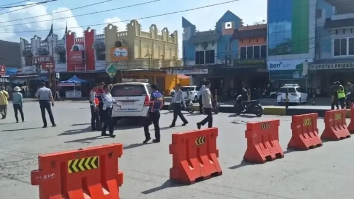 Petugas Dinas Perhubungan Kota Solok bersiaga mengatur arus lalu lintas di sejumlah titik pengalihan selama pelaksanaan Sikoci Fest 2026 di Kota Solok, Kamis (7/5). (DILA/PADEK)
