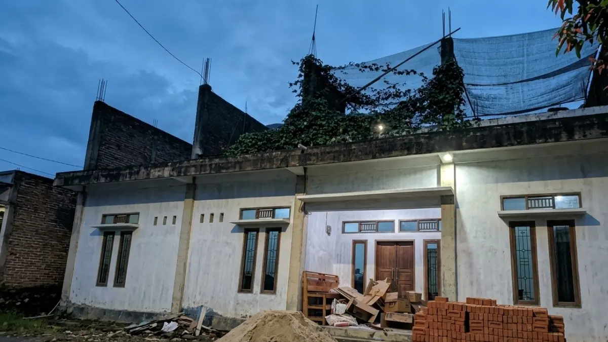 Rumah salah seorang warga yang sedang proses pembangunan di Perumahan Alam Indah Lumin, Kota Padang, Jumat (8/5). (IRFAN/PADEK)