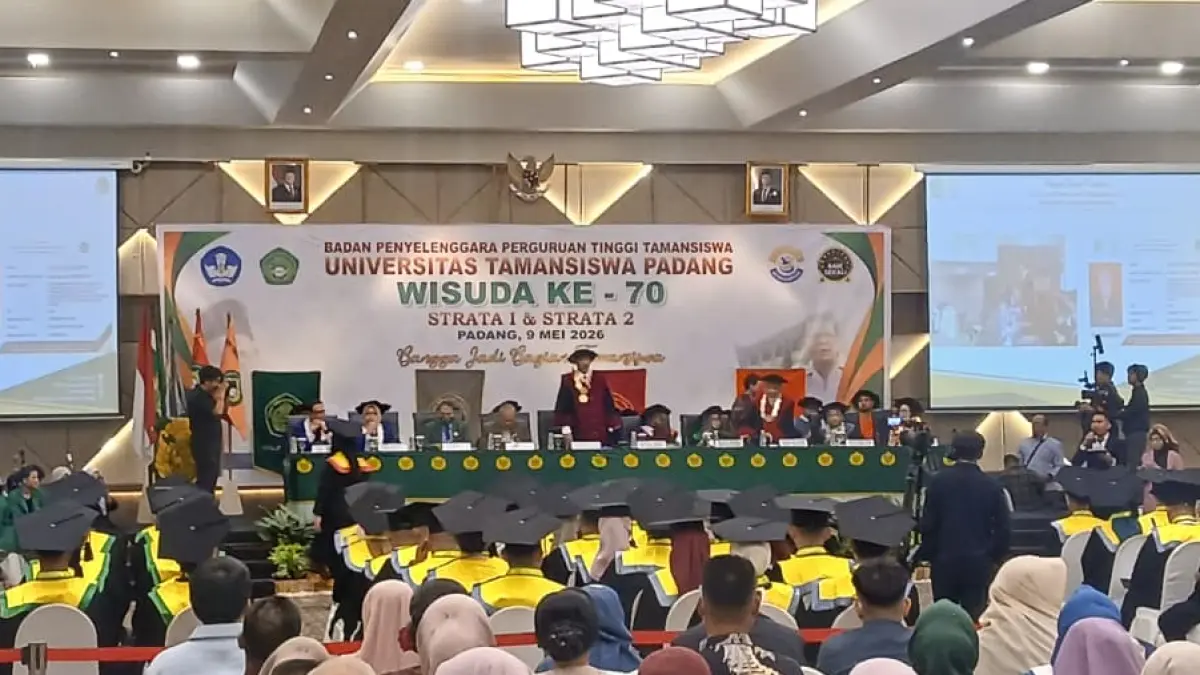 Universitas Tamansiswa (UNITAS) Padang mewisuda 82 mahasiswa pada Wisuda ke-70 di Ballroom Pangeran Beach Hotel, Sabtu (9/5/2026). (Suyudi AP/Padeks)