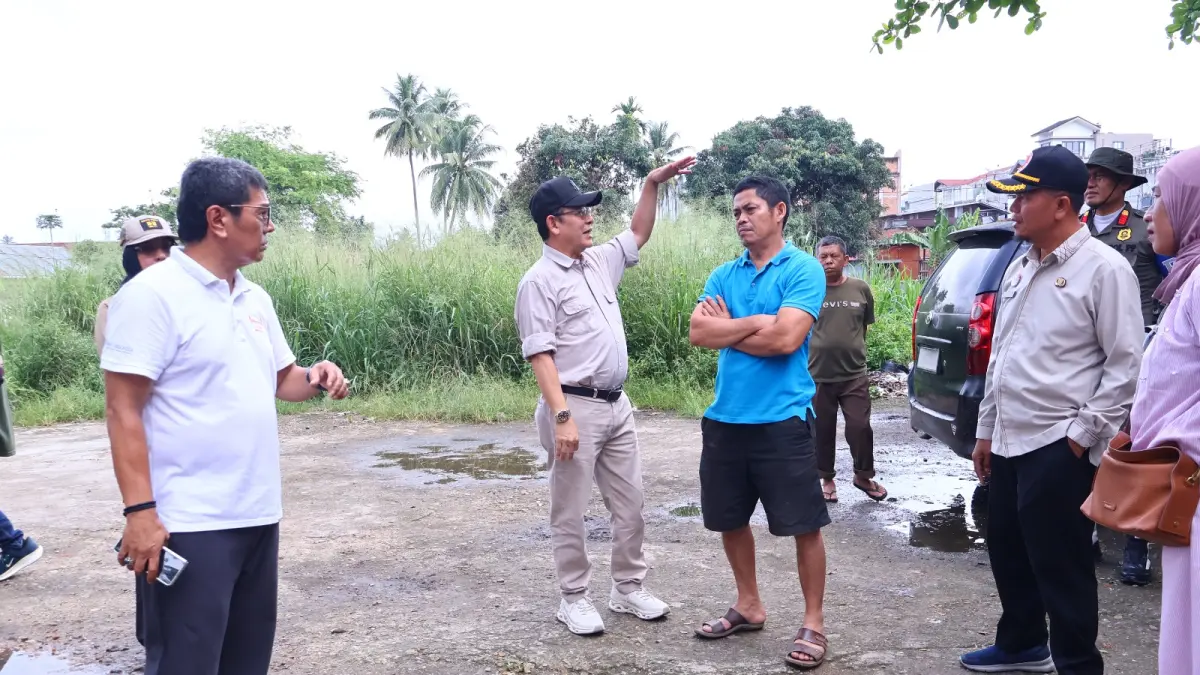 Wali Kota Payakumbuh Zulmaeta memastikan tidak ada penggusuran pedagang dalam penataan Pasar Ibuh Barat saat meninjau Pasar Ibuh, Kota Payakumbuh, Jumat (08/05/2026).
