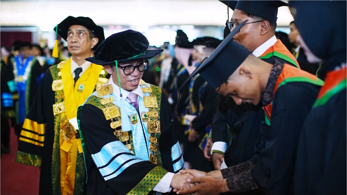Rektor Unand Efa Yonnedi PhD mengucapkan selamat kepada wisudawan pada Wisuda II Unand Tahun 2026 di Auditorium Unand Limau Manis, Padang, Minggu (10/5). Pada kesempatan itu, Unand menegaskan komitmen memperkuat hilirisasi riset melalui rencana pembangunan industri pengolahan gambir di Sumbar. (DOK UNAND)
