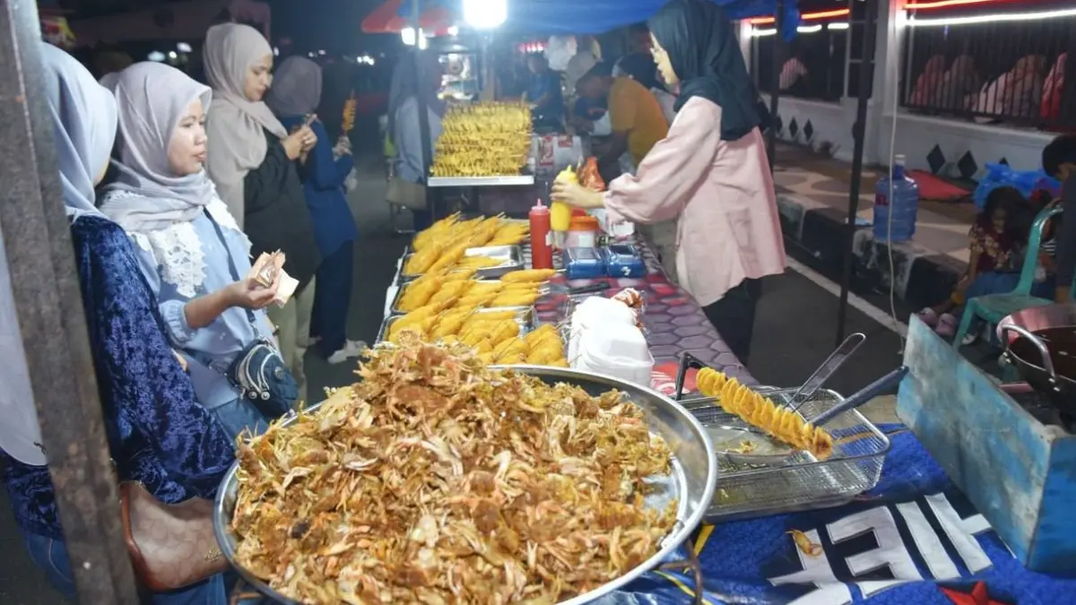 Car Free Night Pariaman kembali digelar di Balaikota. UMKM dan pedagang kaki lima raup omzet hingga Rp1 juta dalam semalam.