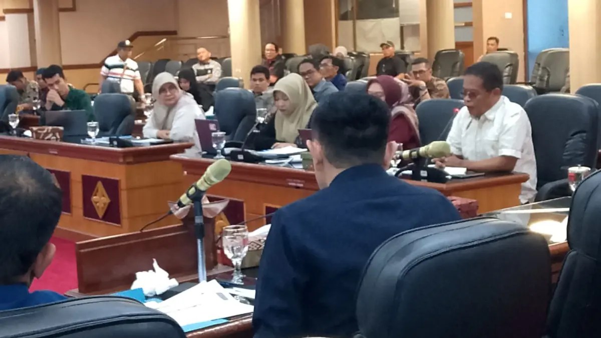 Direktur Perumdam Tirta Serambi Kota Padangpanjang, Angga Putra Jayani, memaparkan kondisi keuangan perusahaan dan alasan penyesuaian tarif air saat RDP bersama DPRD Kota Padangpanjang, Sabtu (9/5). (YUWARDI/PADEK)