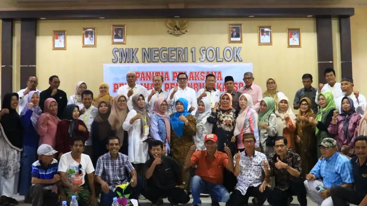Fauzi Rusli terpilih secara aklamasi sebagai Ketua IKASSO masa jabatan 2026-2030 dalam pemilihan yang digelar di SMKN 1 Kota Solok, Sabtu (9/5/2026). (Dila Kartika Sari/Padeks)
