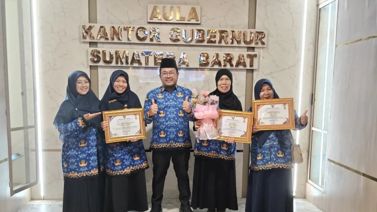 Guru-guru SLB Negeri 1 Padang berfoto bersama dewan juri usai menerima penghargaan beberapa waktu lalu. (TIM LAMAN GURU)