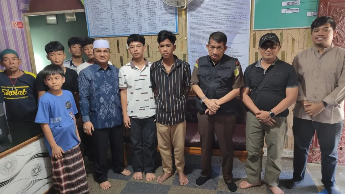 Jajaran Kejati Sumbar saat mengunjungi Panti Asuhan Nur Ilahi di Kecamatan Nanggalo, Sabtu (9/5). (DOK KAJATI SUMBAR)