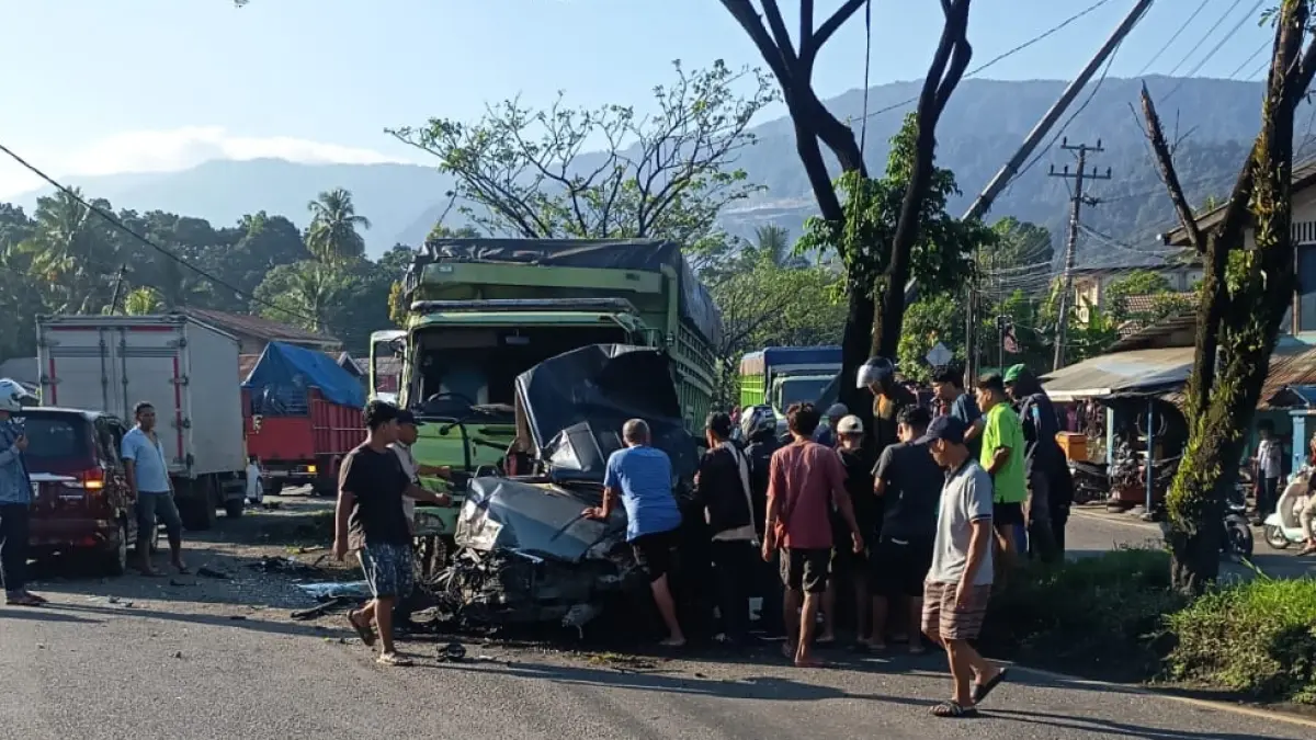 Kecelakaan beruntun melibatkan dua truk dan tiga minibus terjadi di kawasan Padangbesi, Kecamatan Lubukkilangan, Kota Padang, Minggu pagi (10/5/2026). Empat orang dilaporkan meninggal dunia akibat insiden tersebut. (dok)