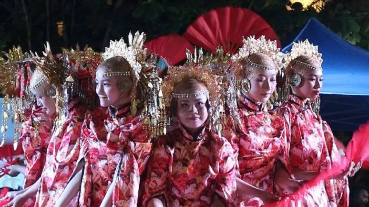 Kegiatan rutin akhir pekan sukses menarik perhatian masyarakat yang memadati sepanjang kawasan bersejarah Kota Tua Padang untuk menikmati berbagai pertunjukan seni dari pelajar se-Kota Padang, Sabtu malam (9/5/2026).