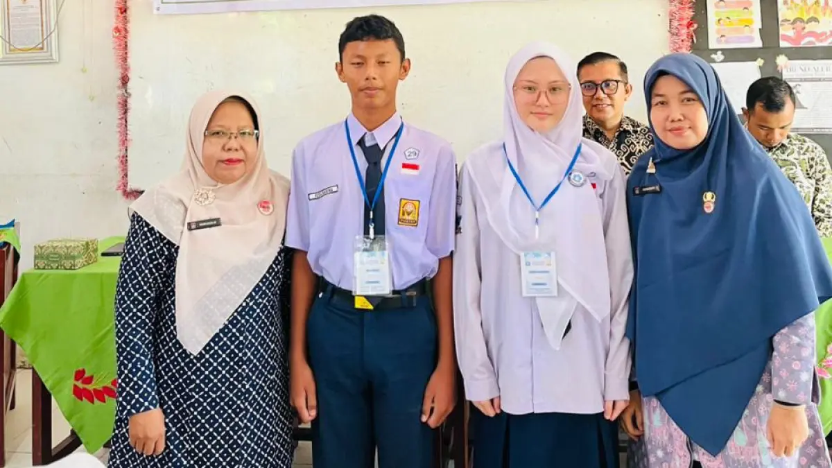 Kepala Sekolah SMPN 29 Nurhawilis.Mpd dan wakil kesiswaan, Fatmawati.SPd foto bersama wakil murid dalam rangkaian pembukaan LDK OSIS SMPN 29 Padang periode 2026-2027 beberapa waktu lalu. (TIM LAMAN GURU)