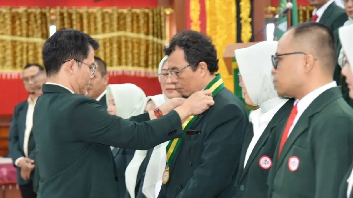 Ketua IDI Wilayah Sumatera Barat, Roni Eka Sahputra, melantik Pengurus IDI Kota Pariaman 2026-2029 yang diketuai Mutiara Islami, di Aula Balaikota Pariaman, Sabtu (9/5/2026).