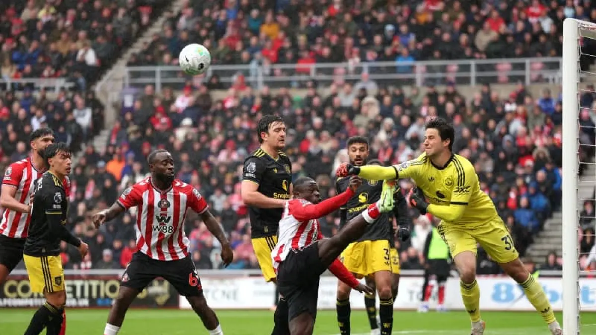 Kiper Manchester United Senne Lammens melakukan penyelamatan saat menghadapi Sunderland di Stadium of Light.(Foto: Manchester United)