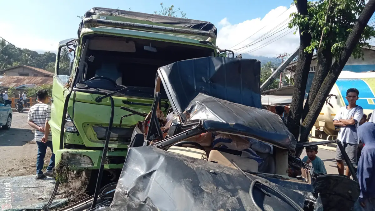 Kondisi truk dan minibus yang terlibat kecelakaan beruntun di Jembatan Padangbesi, Kelurahan Padangbesi, Kecamatan Lubukkilangan, Kota Padang, Minggu pagi (10/5). (DOK POLSEK LUBUKKILANGAN)