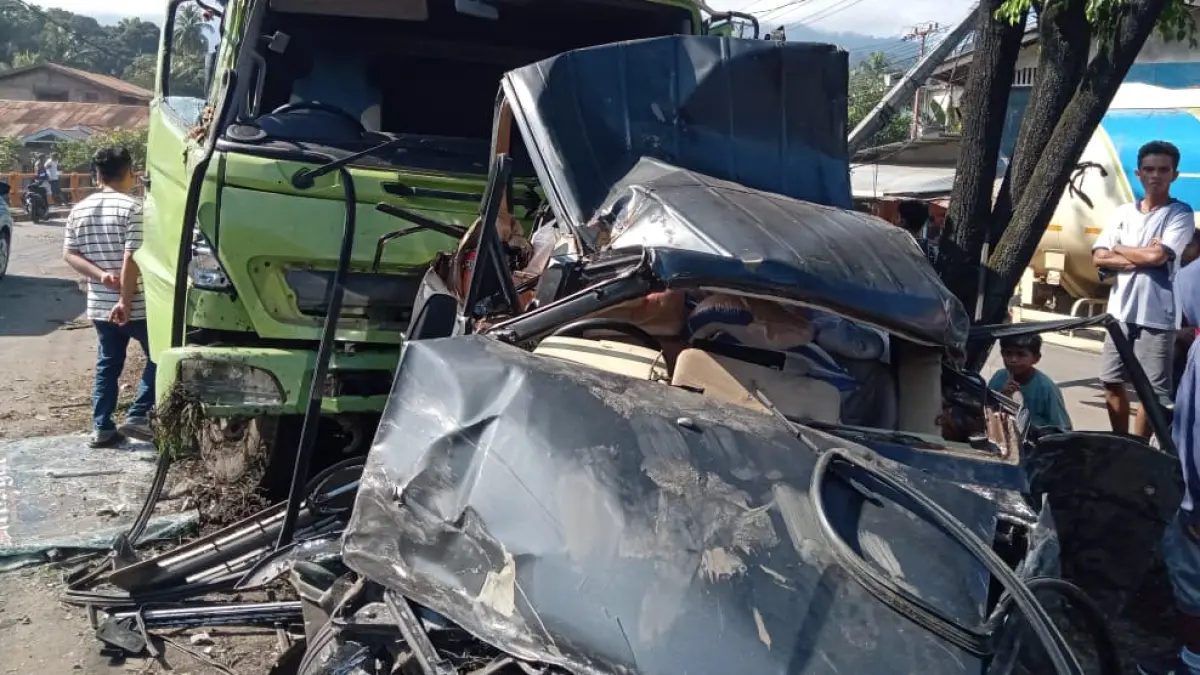 Kondisi truk dan minibus yang terlibat kecelakaan di Padangbesi, Lubukkilangan, Padang, Minggu pagi (10/5/2026). (Polsek Luki)