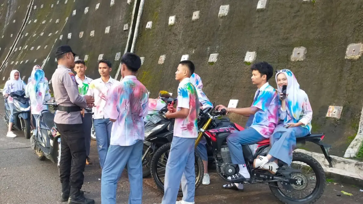 Personel Polsek Sungayang melakukan patroli dan penertiban terhadap pelajar yang merayakan kelulusan secara berlebihan di Kecamatan Sungayang, Kabupaten Tanahdatar, Sabtu (9/5/2026).