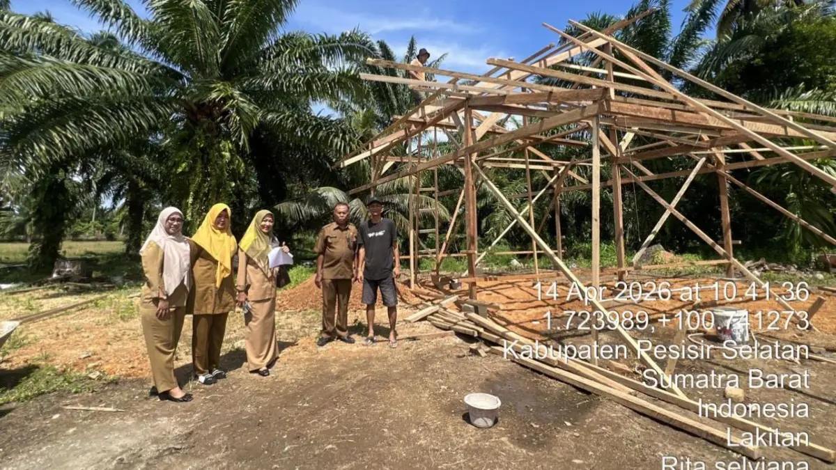 Tim Keswan dan Kesmavet Dinas Pertanian Pessel melakukan pengawasan dan pemeriksaan usaha ternak unggas di lapangan guna memastikan daging ayam yang beredar aman, sehat, dan layak konsumsi. (DOK DISTAN PESSEL)
