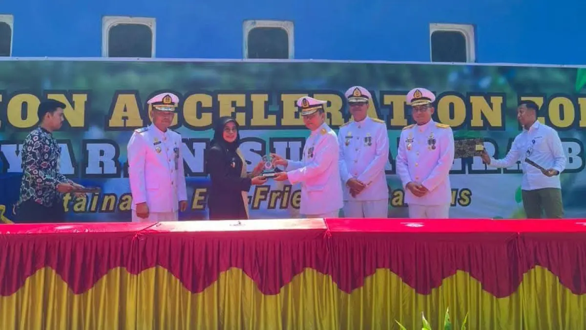 Wakil Bupati Dharmasraya, Leli Arni, berfoto bersama usai pembahasan nota kesepakatan kerja sama pengembangan sumber daya manusia bidang transportasi antara BPSDMP Kemenhub dan Pemkab Dharmasraya di Padangpariaman, Sabtu (9/5). (DOK KOMINFO)