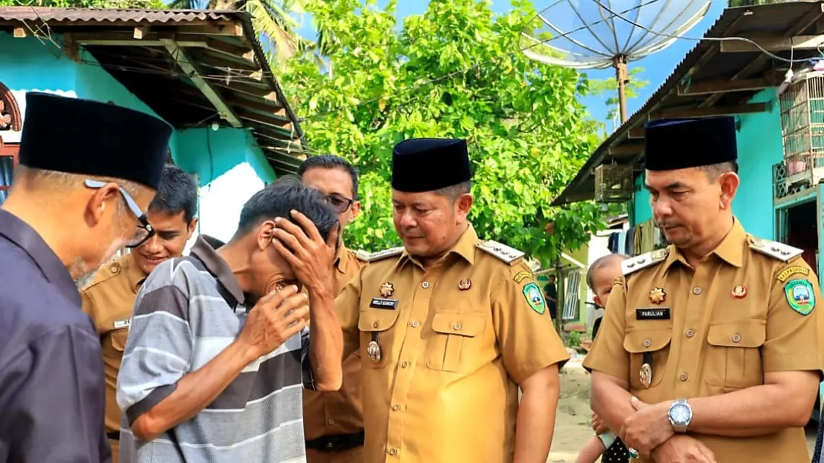 Bupati Pasaman Welly Suhery dan Wakil Bupati Pasaman H. Parulian saat berbaur bersama warga dalam sebuah kegiatan di Kabupaten Pasaman. (Prokopim Setda Kabupaten Pasaman)