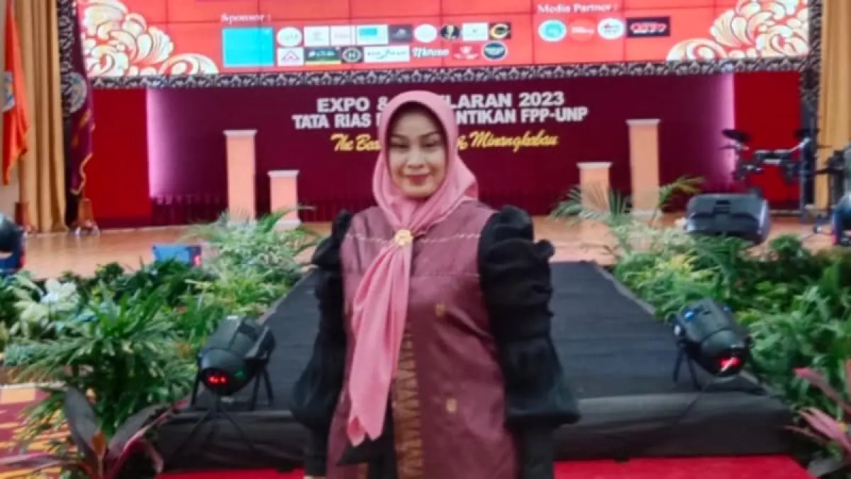 Dosen Departemen Tata Rias dan Kecantikan Fakultas Pariwisata dan Perhotelan, Vivi Efrianova yang mengembangkan inovasi bulu mata palsu berbahan dasar serat pelepah batang pisang kepok.(Foto: KKPS)
