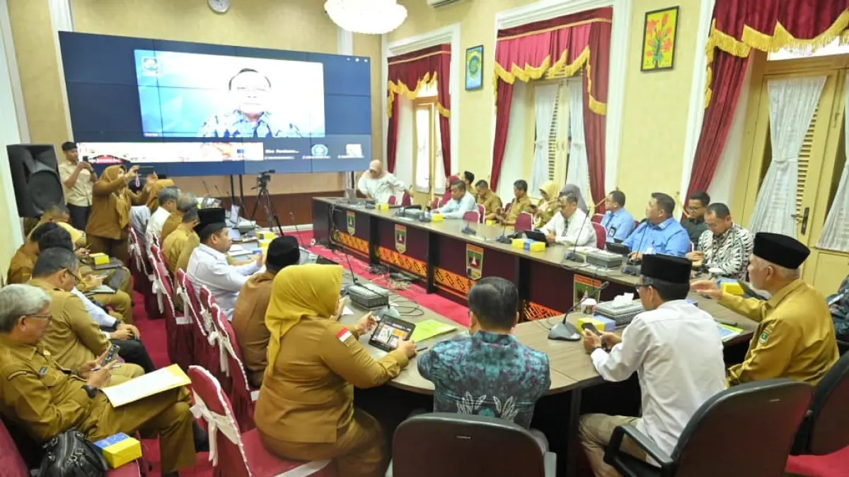 Gubernur Sumbar, Mahyeldi Ansharullah, memaparkan progres pengembangan ekonomi dan keuangan syariah Sumatera Barat dalam rapat bersama KNEKS di Istana Gubernur Sumbar, Selasa (11/5). (DOK BIRO ADPIM)