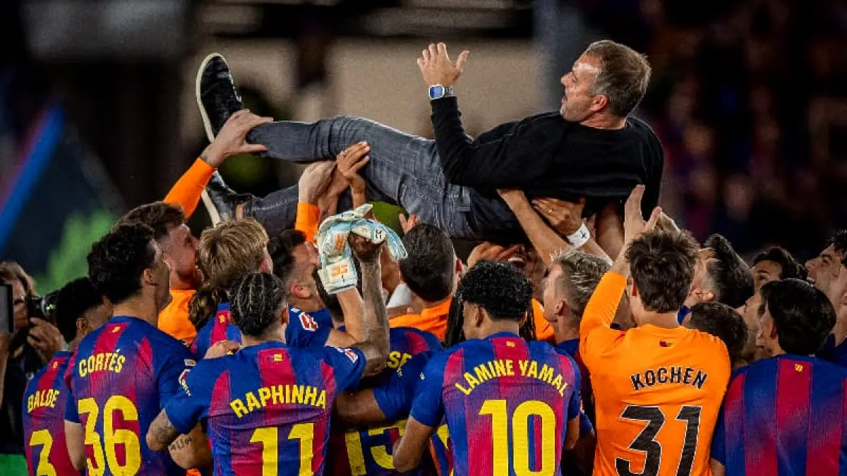 Hansi Flick merayakan gelar juara La Liga 2025/2026 bersama para pemain Barcelona di akhir musim di Camp Nou usai mengalahkan Real Madrid.(Foto: X @FCBarcelona)