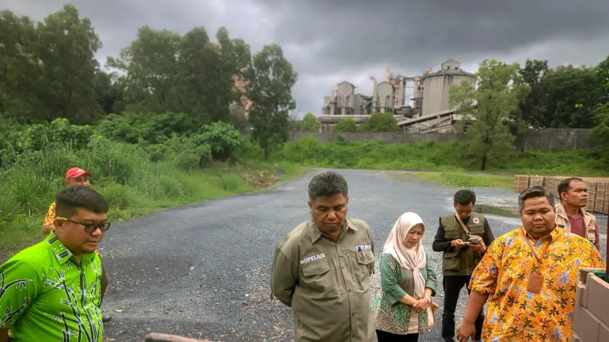 Kepala Bidang Pencegahan dan Kesiapsiagaan BPBD Kabupaten Solok, Nopelius, saat mengunjungi rumah contoh konstruksi Sepablock di lingkungan PT Semen Padang, Jumat (8/5/2026).